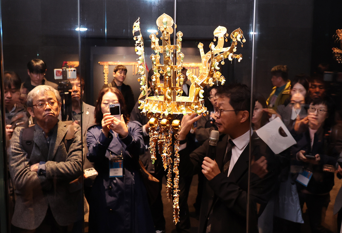 Visitors view a Silla-era (57 B.C.-A.D. 935) gold crown from the Hwangnam Daechong tomb during a media preview for the special exhibition “Silla Gold Crowns: Power and Prestige” at the Gyeongju National Museum’s gallery on Oct. 27. [NEWS1]