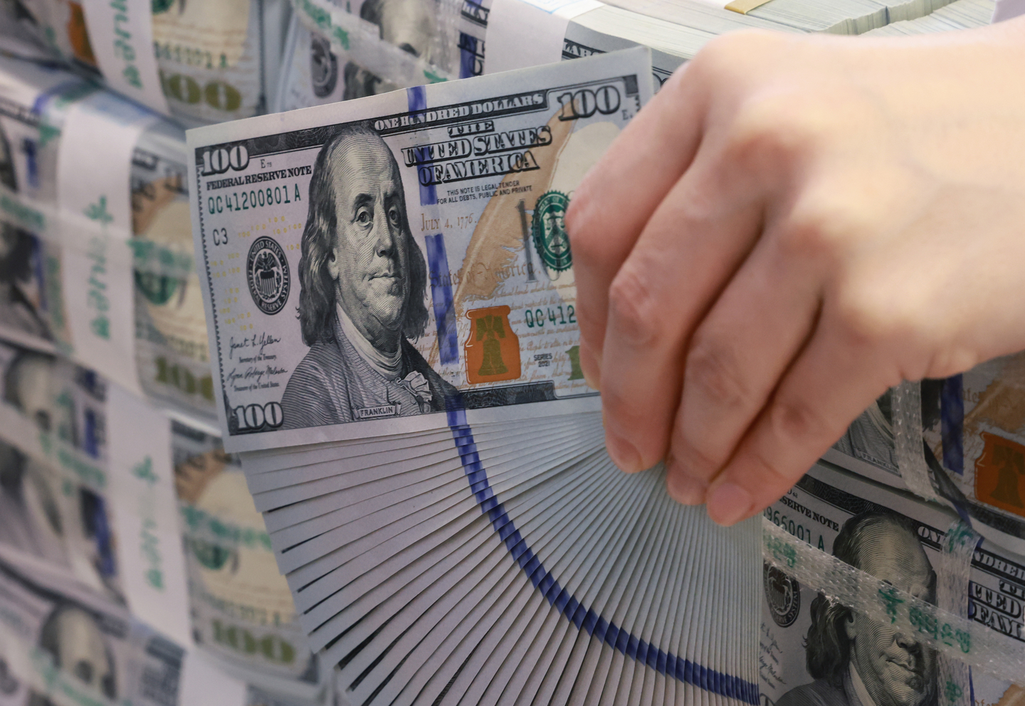 A bank official holds U.S. dollars at a Hana Bank branch in central Seoul on Nov. 5. [YONHAP]