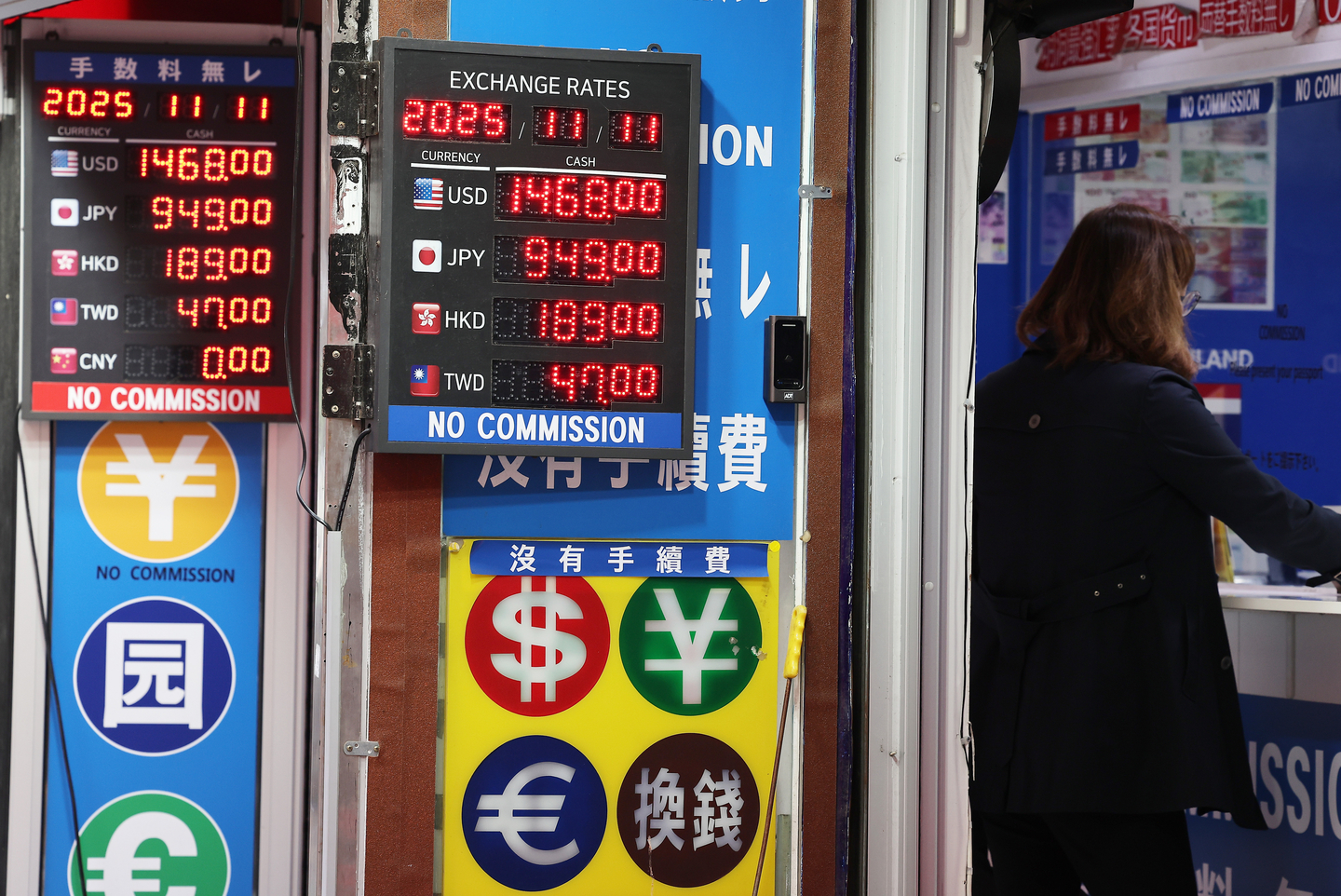 People are seen inside a currency exchange office in Myeongdong, Jung District, central Seoul on Nov. 11. [YONHAP] 