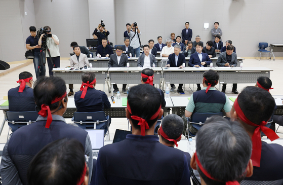 The labor union council of bus drivers in Gyeonggi negotiates with employers during a final mediation session at the Gyeonggi Labor Relations Commission in Suwon, Gyeonggi, on Sept. 30. [NEWS1]
