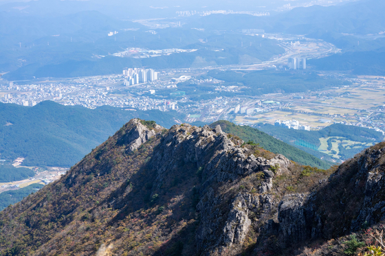 The Sinbulsan peak seen on the Yeongnam Alps hiking range [BAEK JONG-HYUN]
