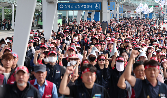 Unionized airport workers rally in front of Incheon International Airport Terminal 1 on Oct. 2. [NEWS1]