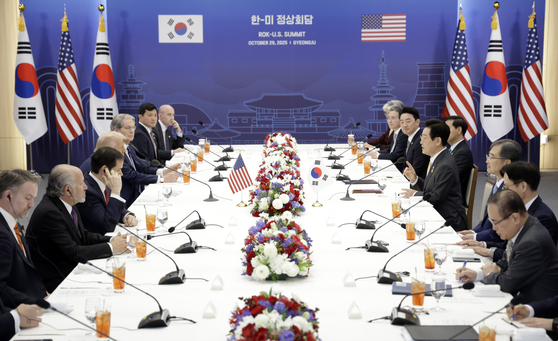 President Lee Jae Myung, fourth from right, holds a summit with U.S. President Donald Trump, fourth from left, at the Gyeongju National Museum in the southeastern city of Gyeongju on Oct. 29. [JOINT PRESS CORPS] 