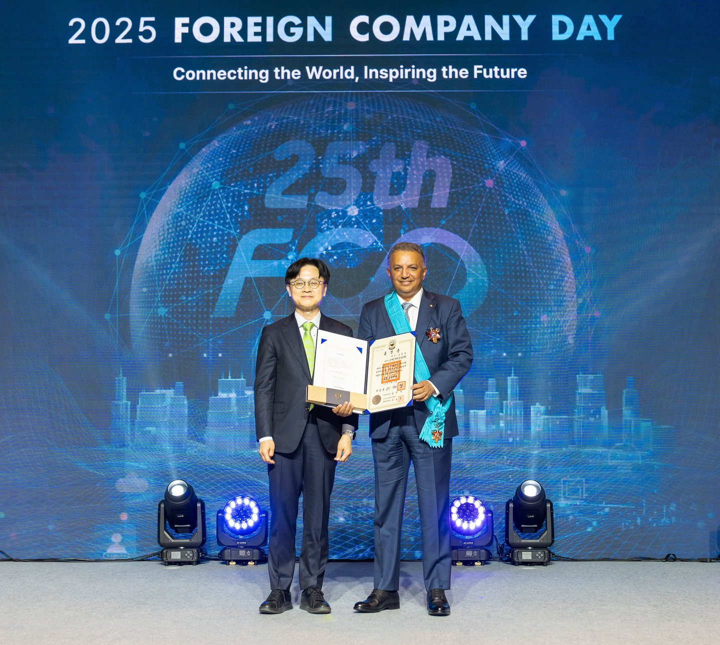 S-Oil CEO Anwar A. Al-Hejazi, right, poses for a photo with Industry Minister Kim Jung-kwan after receiving the Gold Tower Order of Industrial Service Merit at the 2025 Foreign Company Day ceremony held at the Grand InterContinental Seoul Parnas in Gangnam District, southern Seoul, on Nov. 13. [S-OIL]