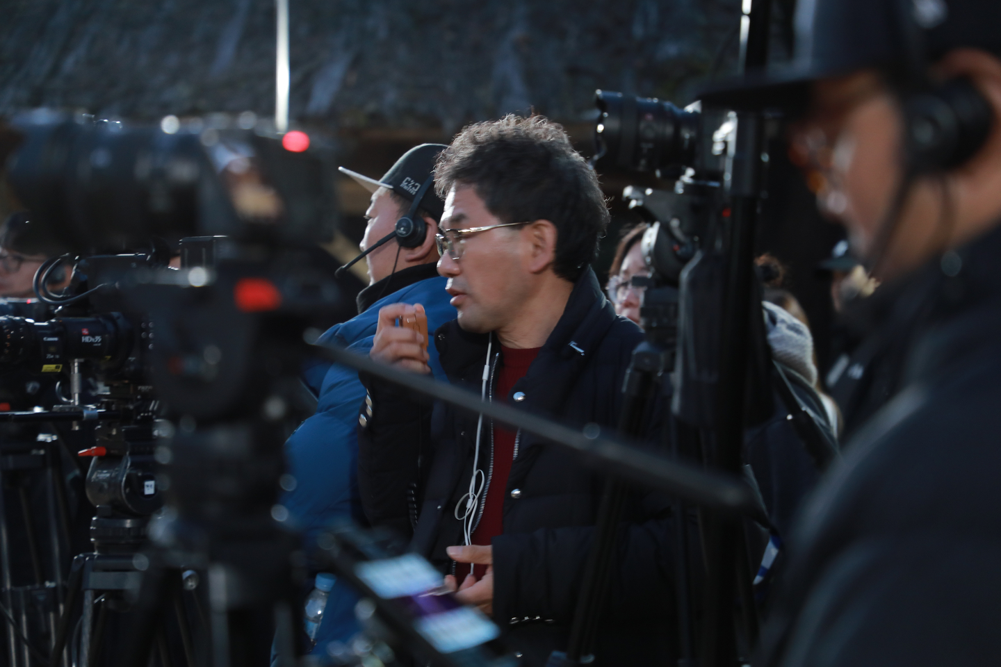 Producer Nam Kyu-hong of the hit SBS dating program ″I Am Solo″ (2021-) working on site [JOONGANG ILBO]