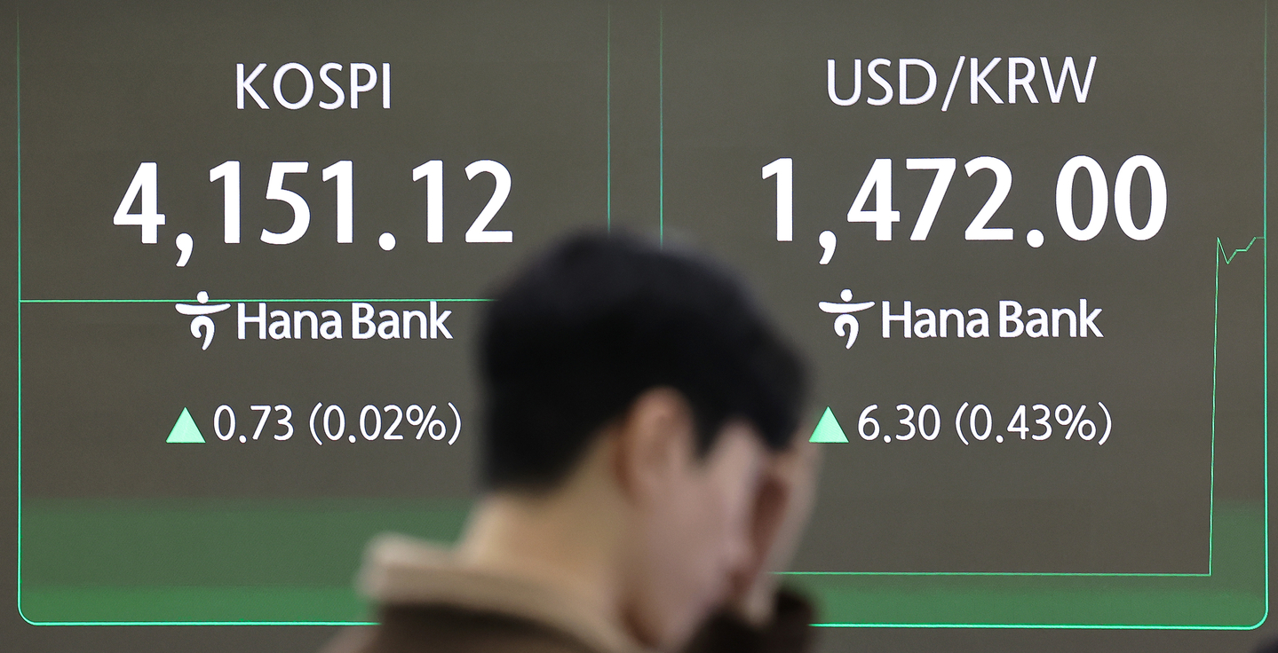 A screen in Hana Bank's trading room in central Seoul shows the Kospi opening on Nov. 13. [YONHAP] 