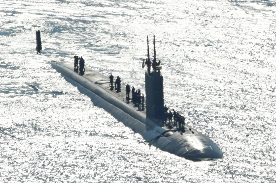 The U.S. Navy's Los Angeles-class nuclear-powered submarine USS Alexandria is seen arriving at the Busan Naval Operations Base in Busan on Feb. 10. Commissioned in 1991, the Alexandria, measuring 110 meters long and 10 meters wide, entered Busan to load supplies and provide crew rest, marking the submarine's first port call in Korea. [NEWS1]