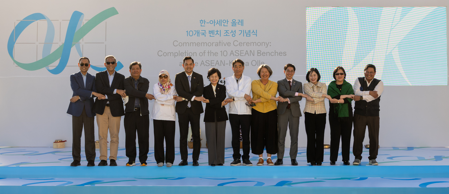 Ambassadors and other dignitaries pose for a photo at the commemorative ceremony celebrating the completion of the 10 ASEAN Benches at the ASEAN-Korea Olle on Nov. 11. [ASEAN-KOREA CENTRE]