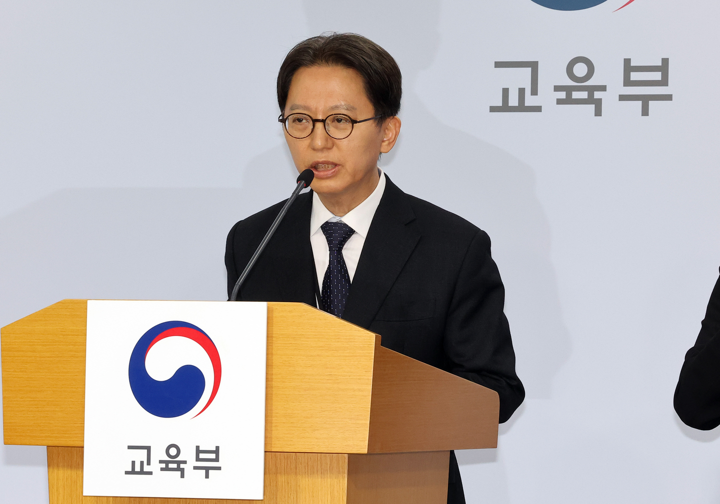 Kim Chang-won, head of the question-setting committee for the College Scholastic Ability Test (CSAT), briefs press on the test at the government complex in Sejong on Nov. 13. [YONHAP]