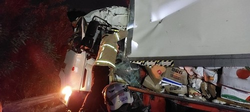 Scene of a collision on the Seohaean Expressway in the direction of Seoul near Bibong-myeon, Hwaseong, Gyeonggi, at around 5:43 a.m. on Nov. 13. [GYEONGGI FIRE & DISASTER HEADQUARTERS]