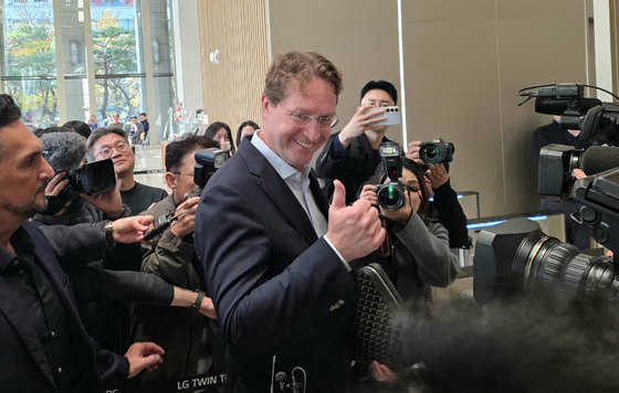 Ola Källenius, chairman of Mercedes-Benz, visits the LG Twin Towers in Yeouido, western Seoul, on Nov. 13. [LEE GA-RAM]