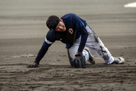 Doosan Bears shortstop An Jae-seok trains in Miyazaki, Japan. [DOOSAN BEARS]