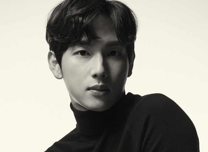 Singer-actor Yim Si-wan [THE BLACK LABEL]
