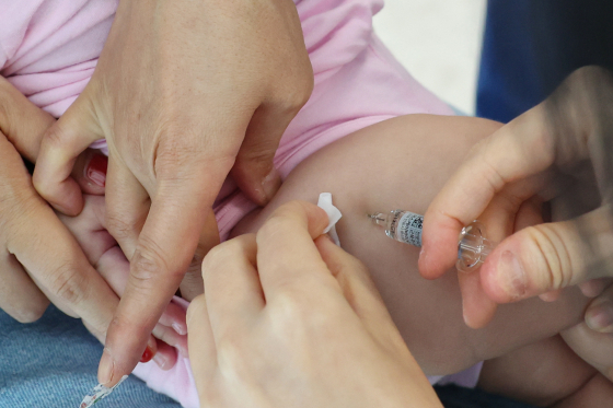 A child receives a flu vaccine at a hopsital in Seongbuk District, northern Seoul, on Oct. 2. [YONHAP] 