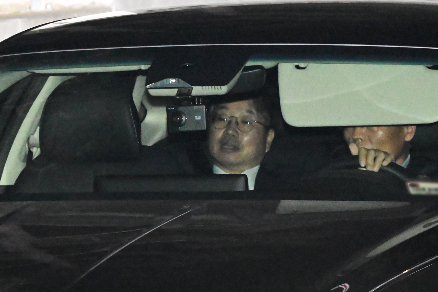 Former Acting Prosecutor General Noh Man-seok leaves the office at the Supreme Prosecutors’ Office in Seocho District, southern Seoul on Nov. 12. [JOINT PRESS CORPS]