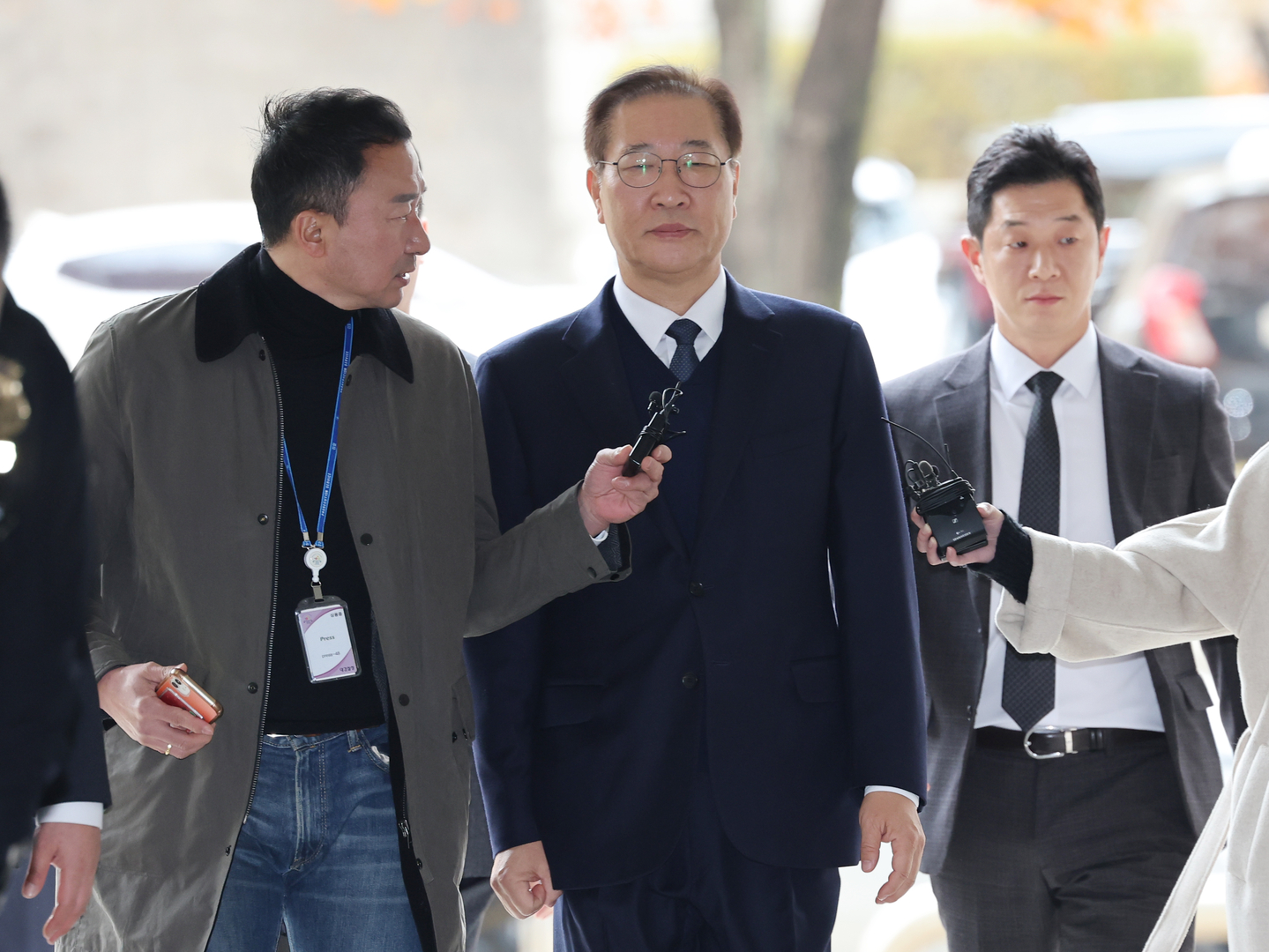 Former Justice Minister Park Sung-jae, center, arrives at the Seoul Central District Court in the capital on Nov. 13 to attend his arrest warrant hearing. [YONHAP]