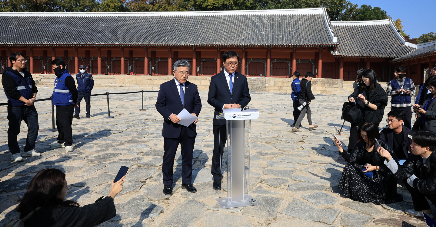 Culture Minister Chae Hwi-young delivers remarks at the lower terrace in front of the main hall of Jongmyo Shrine in central Seoul on the afternoon of Nov. 7, addressing a Supreme Court ruling on development near the site. At left is Korea Heritage Service Administrator Huh Min. [NEWS1]