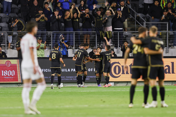 Los Angeles FC, in black, celebrate during an MLS match against Toronto FC at BMO Stadium in Los Angeles, California on Oct. 8. [AP/YONHAP]