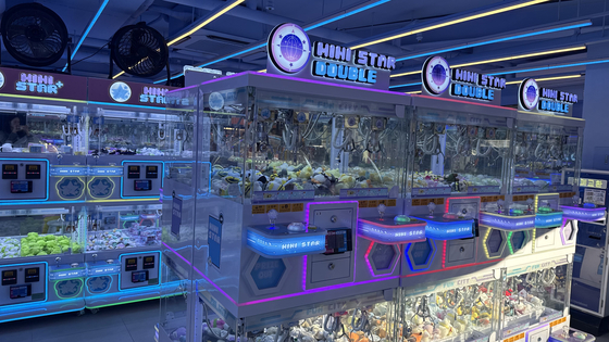 Claw machines at Mini Star in Hongdae [WOO JI-WON]
