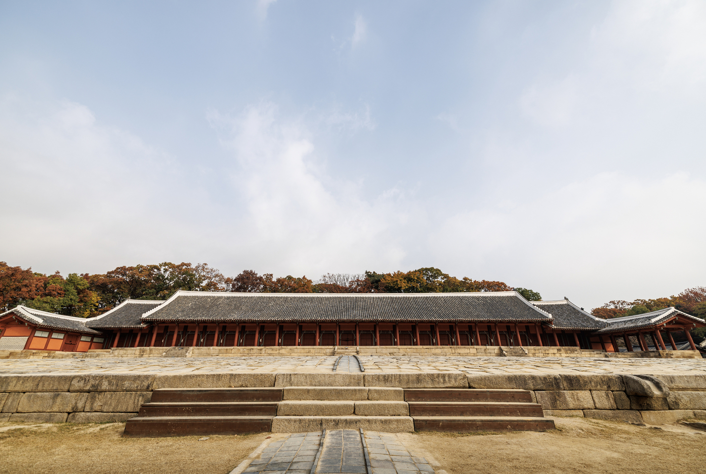 Jongmyo’s Jeongjeon Hall is seen from the front on Nov. 13. [KIM JUNG-HUN]