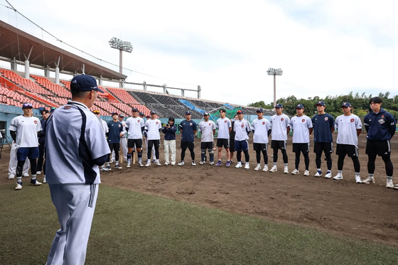 The Doosan Bears undergo training in Miyazaki, Japan. [DOOSAN BEARS]