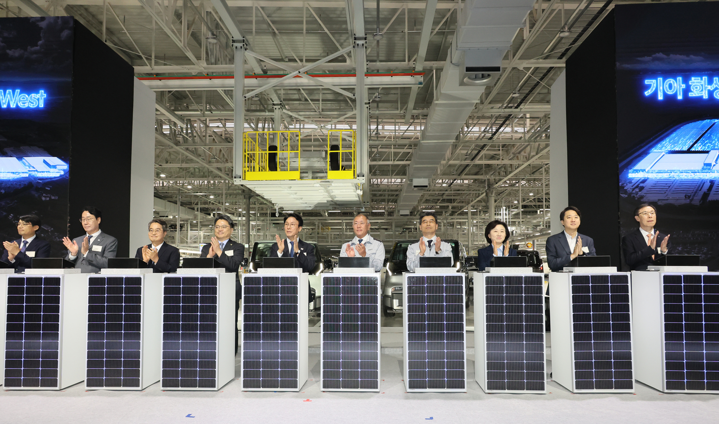 Officials from the Korean government and Hyundai Motor Group, including Prime Minister Kim Min-seok, fifth from left, and Hyundai Motor Executive Chair Euisun Chung, fifth from right, attend a ceremony to mark the completion and construction of Kia's purpose-built vehicle production facilities in Hwaseong on Nov. 14. [YONHAP] 