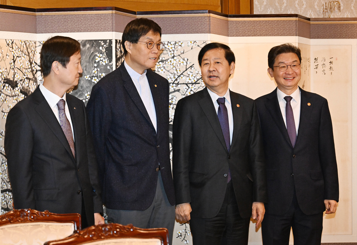 Top financial officials pose for a photo before a market stability meeting at the government complex in central Seoul on Nov. 14. From left: Financial Supervisory Service Gov. Lee Chan-jin, Bank of Korea Gov. Rhee Chang-yong, Deputy Prime Minister and Finance Minister Koo Yun-cheol and Financial Services Commission Chairman Lee Eog-weon. [NEWS1]