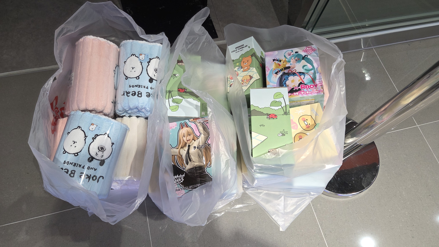 Three Ikea-bag-sized plastic bags filled with prizes Yoo won at Zzang Games arcade in Yongsan on Nov. 3. [WOO JI-WON]