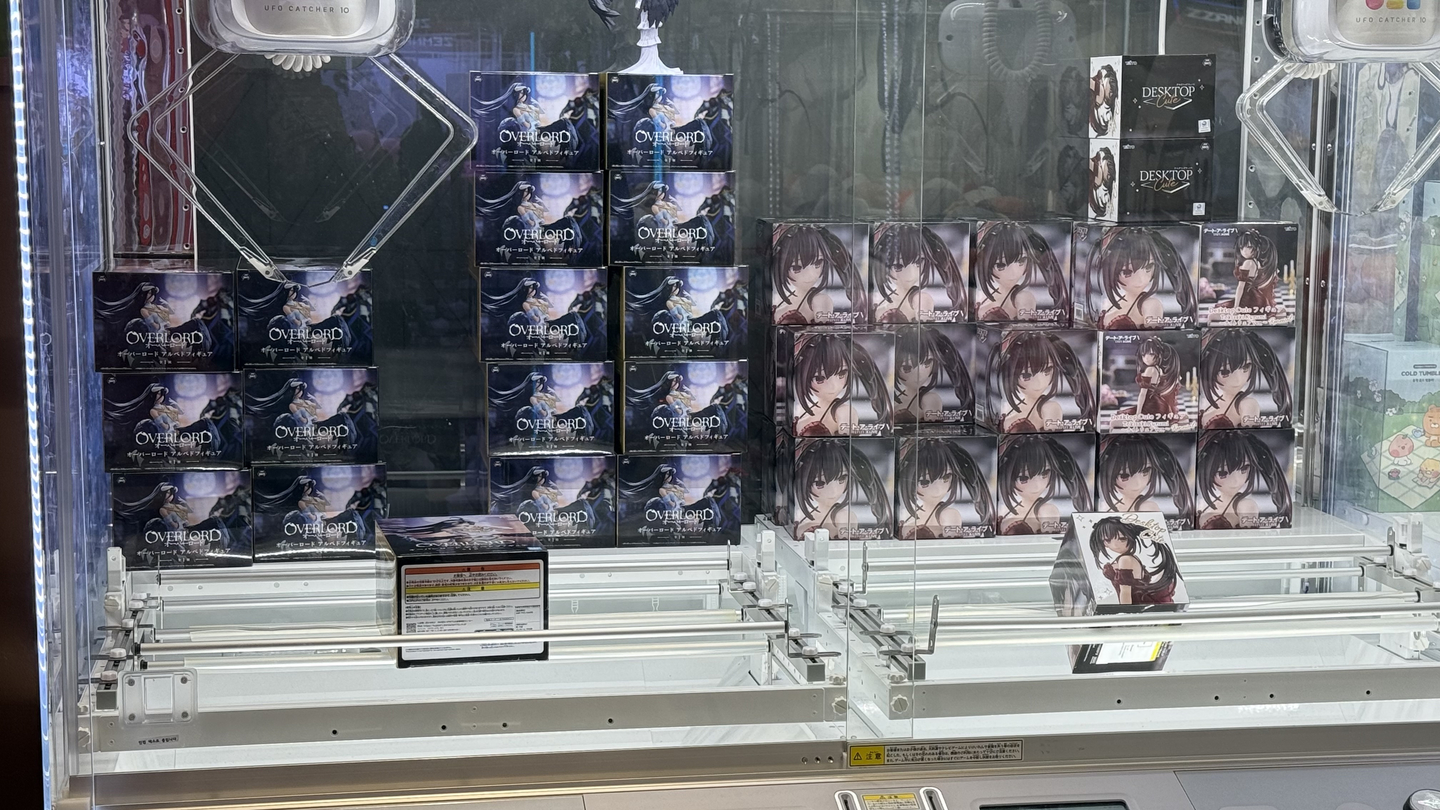 Claw machines with boxes of figures [WOO JI-WON]