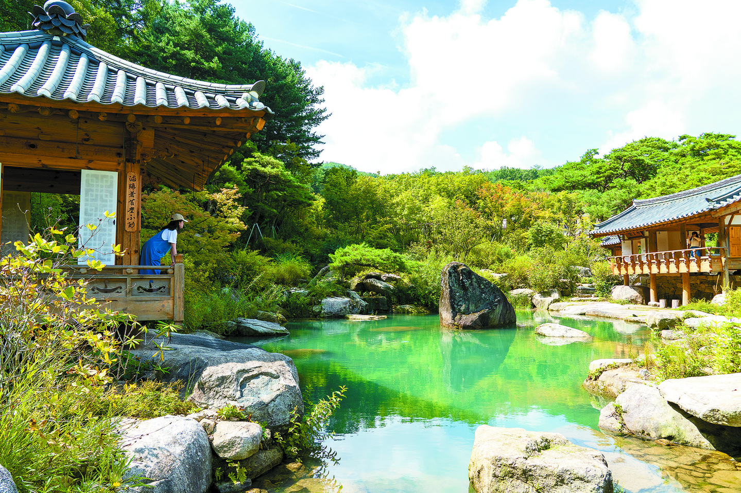 Yongban Pond with Seoseom Rock and Jaeye Pavilion on the left [JOONGANGILBO]