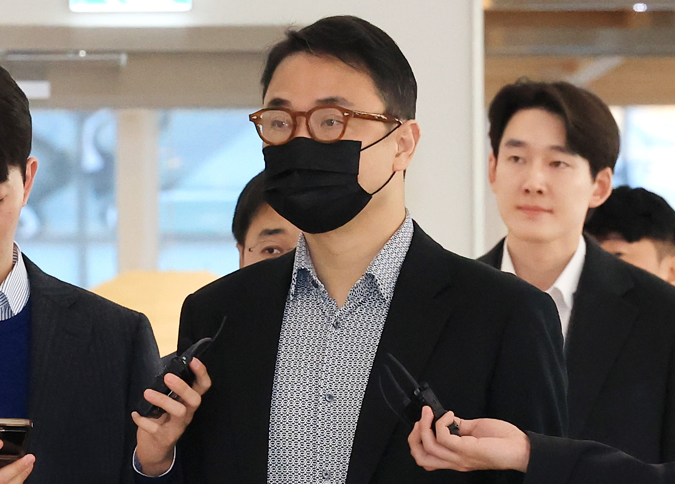 Former first lady Kim Keon Hee's brother, Kim Jin-woo, attends questioning by the special counsel team led by Min Joong-ki at the special counsel's office in Jongno District, central Seoul, on Nov. 11. [NEWS1]