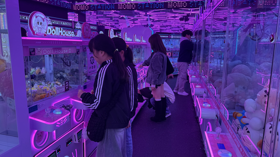 Poeple are playing claw machines at DollHouse in Hongdae in western Seoul's Mapo District on Nov. 9. [WOO JI-WON]