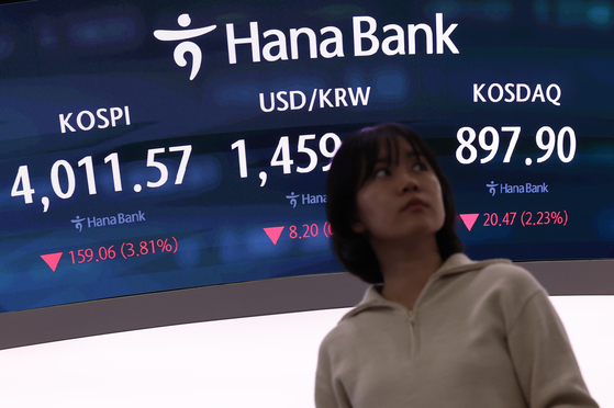 A screen in Hana Bank's trading room in central Seoul shows the Kospi closing at 4,011.57 points on Nov. 14, down 159.06 points, or 3.81 percent, from the previous session. [YONHAP] 
