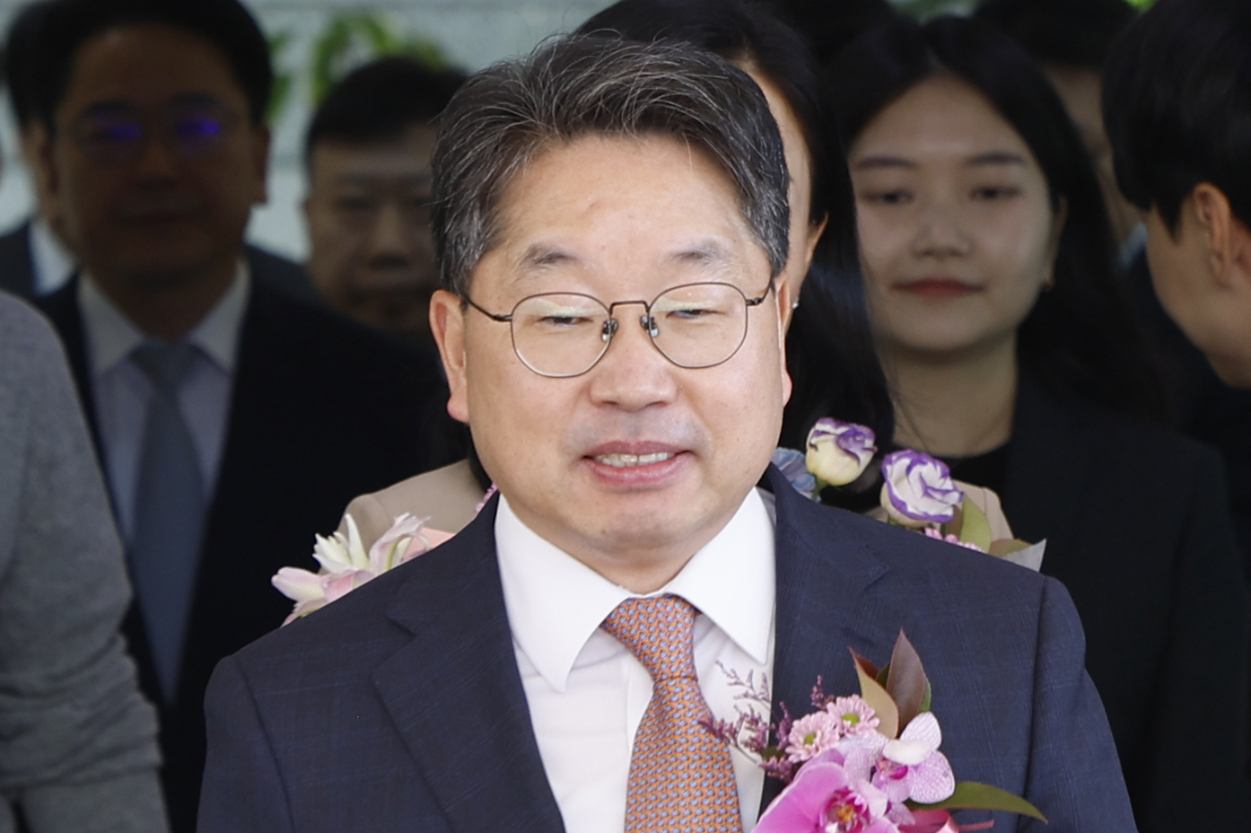 Former Acting Prosecutor General Noh Man-seok exits the Supreme Prosecutors’ Office in Seocho District, southern Seoul, after his retirement ceremony on Nov. 14. [KIM JUNG-HUN]
