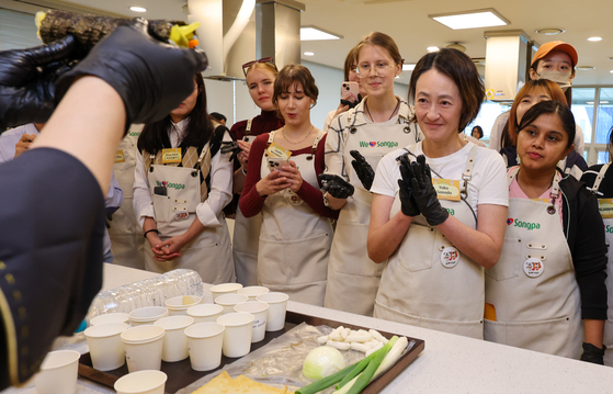 Participants watch a demonstration on how to make gimbap (seaweed rice rolls) during an annual Korean food cooking class hosted by Songpa District held at a studio in southern Seoul on Oct. 15. [NEWS1]