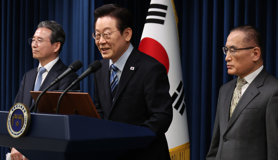 President Lee Jae Myung, center, speaks at a press conference announcing the conclusion of a joint fact sheet with the United States at the Yongsan presidential office in central Seoul on Nov. 14, flanked by National Security Adviser Wi Sung-lac, right, and Kim Yong-beom, presidential chief of staff for policy. [JOINT PRESS CORPS]