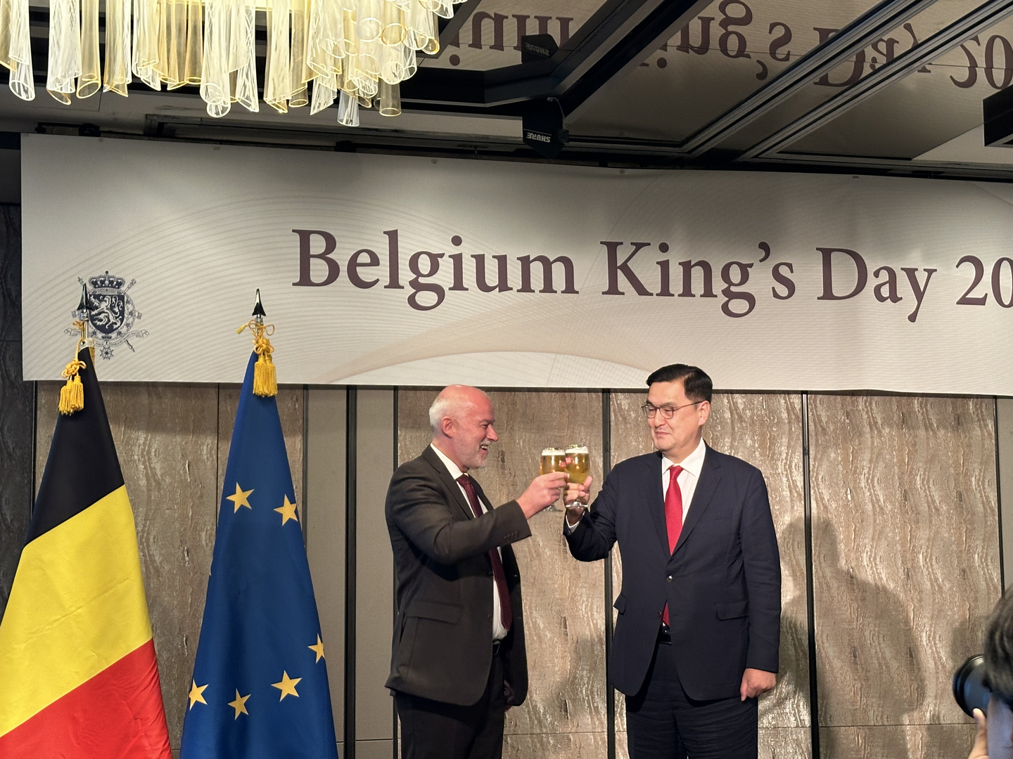 Belgian Ambassador to Korea Bruno Jans, left, and Lee Kyung-chul, Korea’s high representative for UN Security Council affairs, share a toast during the Belgium King’s Day 2025 reception at the Four Seasons Hotel in Jongno District, central Seoul on Nov. 13. [SEO JI-EUN]
