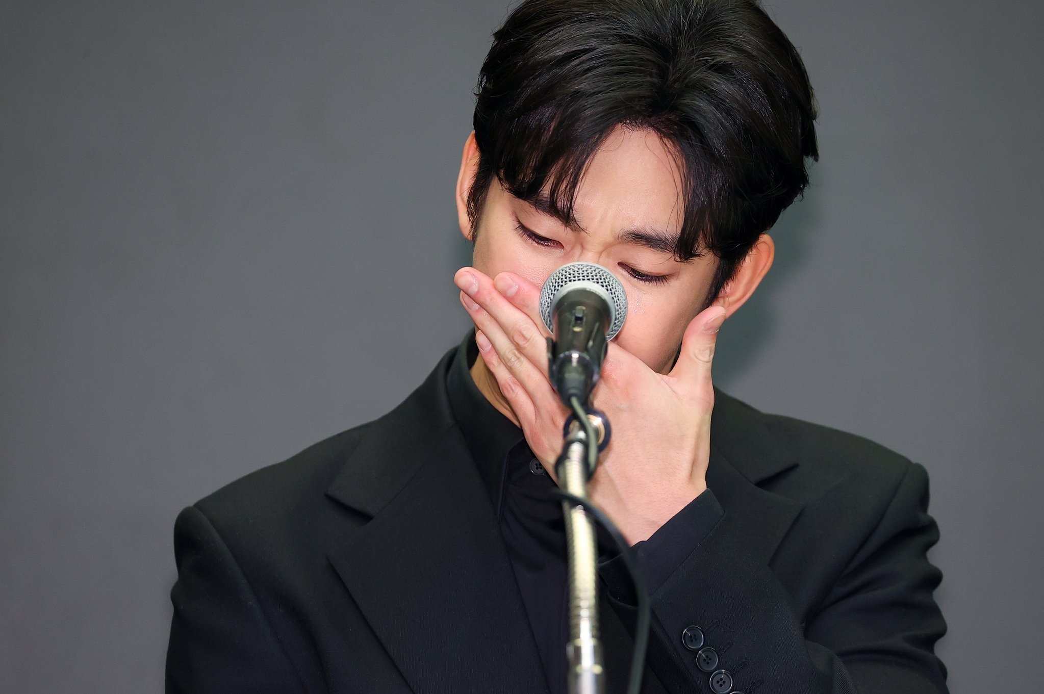 Actor Kim Soo-hyun speaks at a press conference on March 31, denying allegations of dating the late actor Kim Sae-ron when she was underage. [YONHAP]