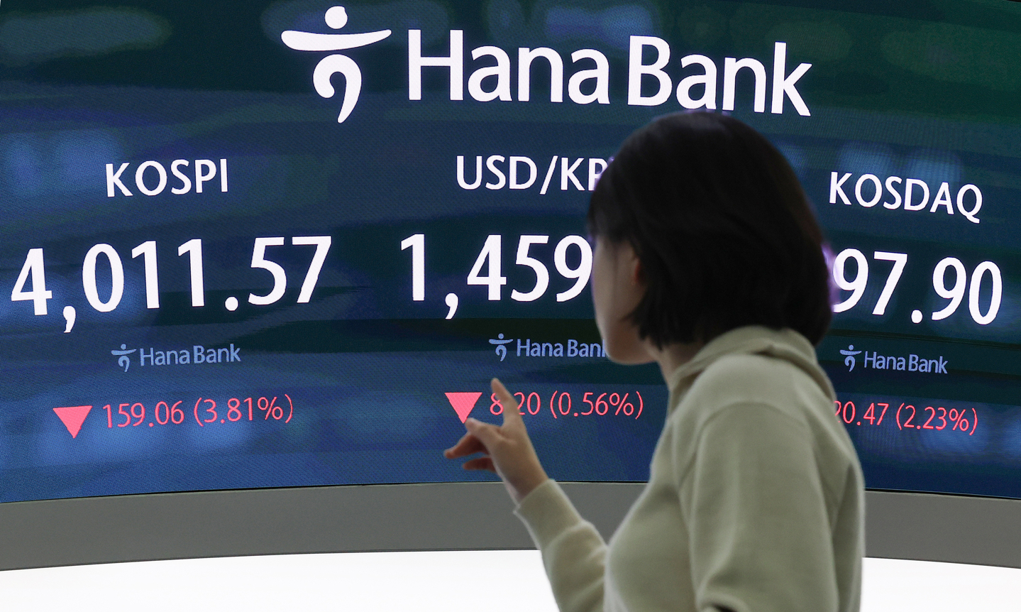 This photo shows the dealing room of Hana Bank in central Seoul on Nov. 14. [YONHAP] 
