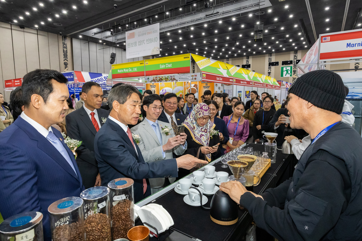 ASEAN Ambassadors to Korea and the Centre's Secretary General Kim Jae-shin tour the booths at the ‘ASEAN Trade Fair 2025’ on Nov. 14, at Hall 6, KINTEX Exhibition Center 2 in Goyang, Gyeonggi. [ASEAN-KOREA CENTRE]