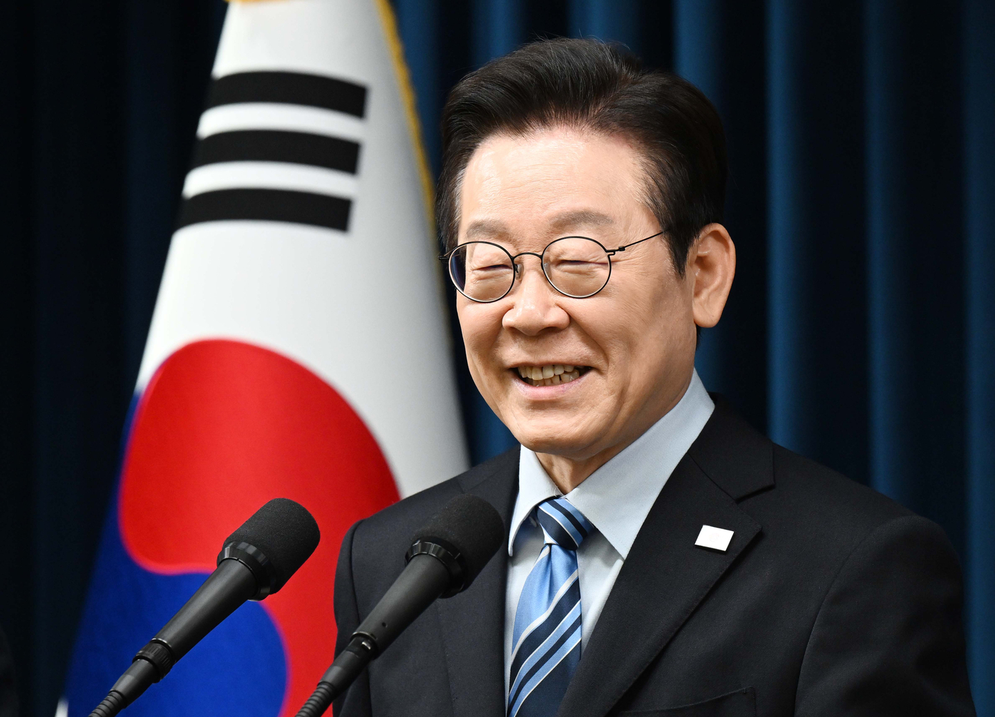 President Lee Jae Myung smiles after announcing the outcome of the Korea-U.S. fact sheet agreement at the presidential office in Yongsan District, central Seoul, on Nov. 14. [JOINT PRESS CORPS]