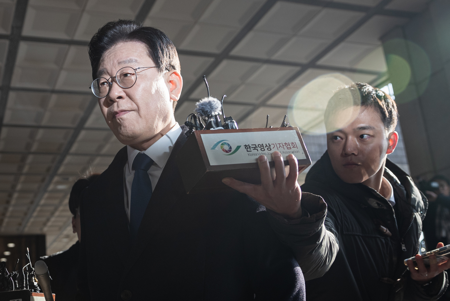 President Lee Jae Myung, then leader of the liberal Democratic Party, left, arrives at the Seoul Central District Prosecutors' Office for questioning regarding his alleged involvement in the Daejang-dong scandal on Jan. 28, 2023. [NEWS1] 