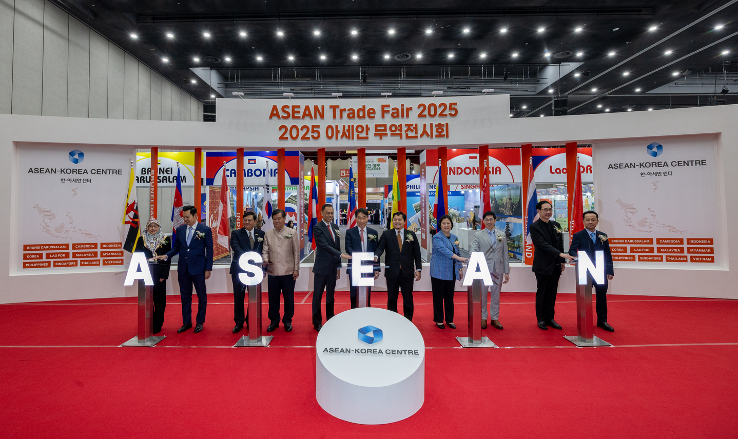 Asean Ambassadors to Korea and ASEAN-Korea Centre Secretary General Kim Jae-shin pose for a group photo at the ‘ASEAN Trade Fair 2025’ on Nov. 14, at Hall 6, KINTEX Exhibition Center 2 in Goyang, Gyeonggi.[ASEAN-KOREA CENTRE]
