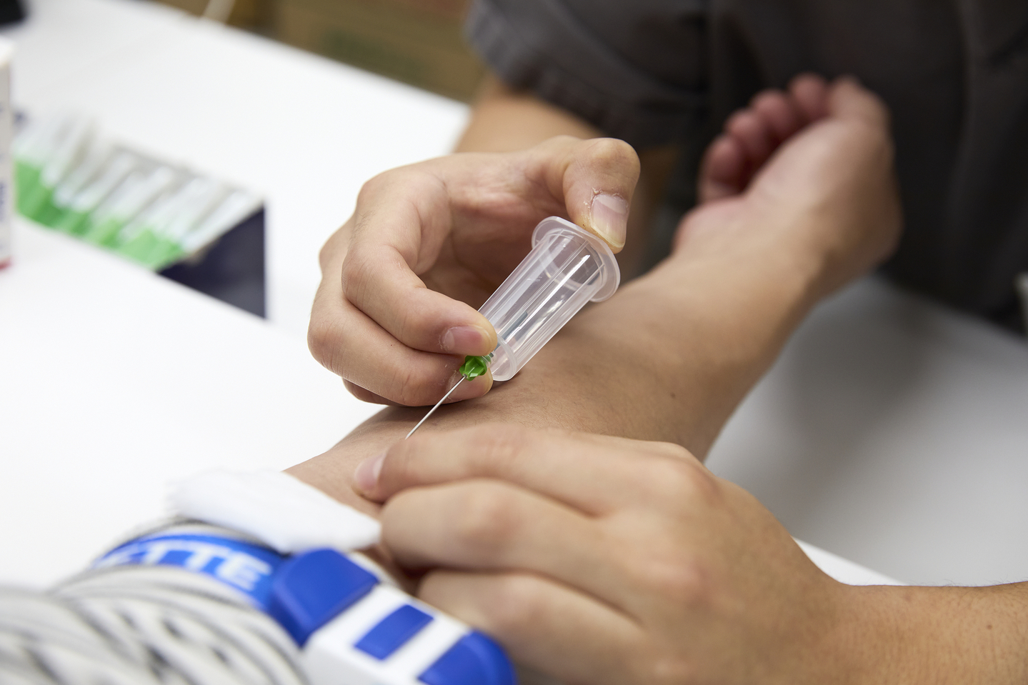 A medical worker collects a blood sample for a hepatitis test. [JOONGANG ILBO]