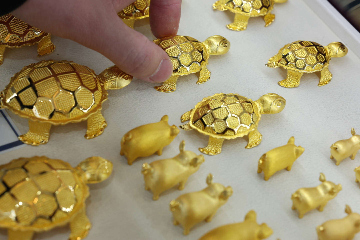 Gold products are displayed at the Korea Gold Exchange in Jongno, central Seoul, on March 13. [NEWS1]