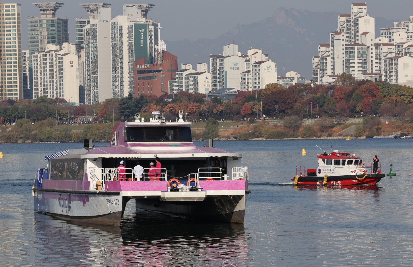 Officials work to recover a Hangang Bus ferry on the Han River on Nov. 16 after it got stuck on a shallow riverbed while operating between Ttukseom and Jamsil the previous day. [YONHAP]