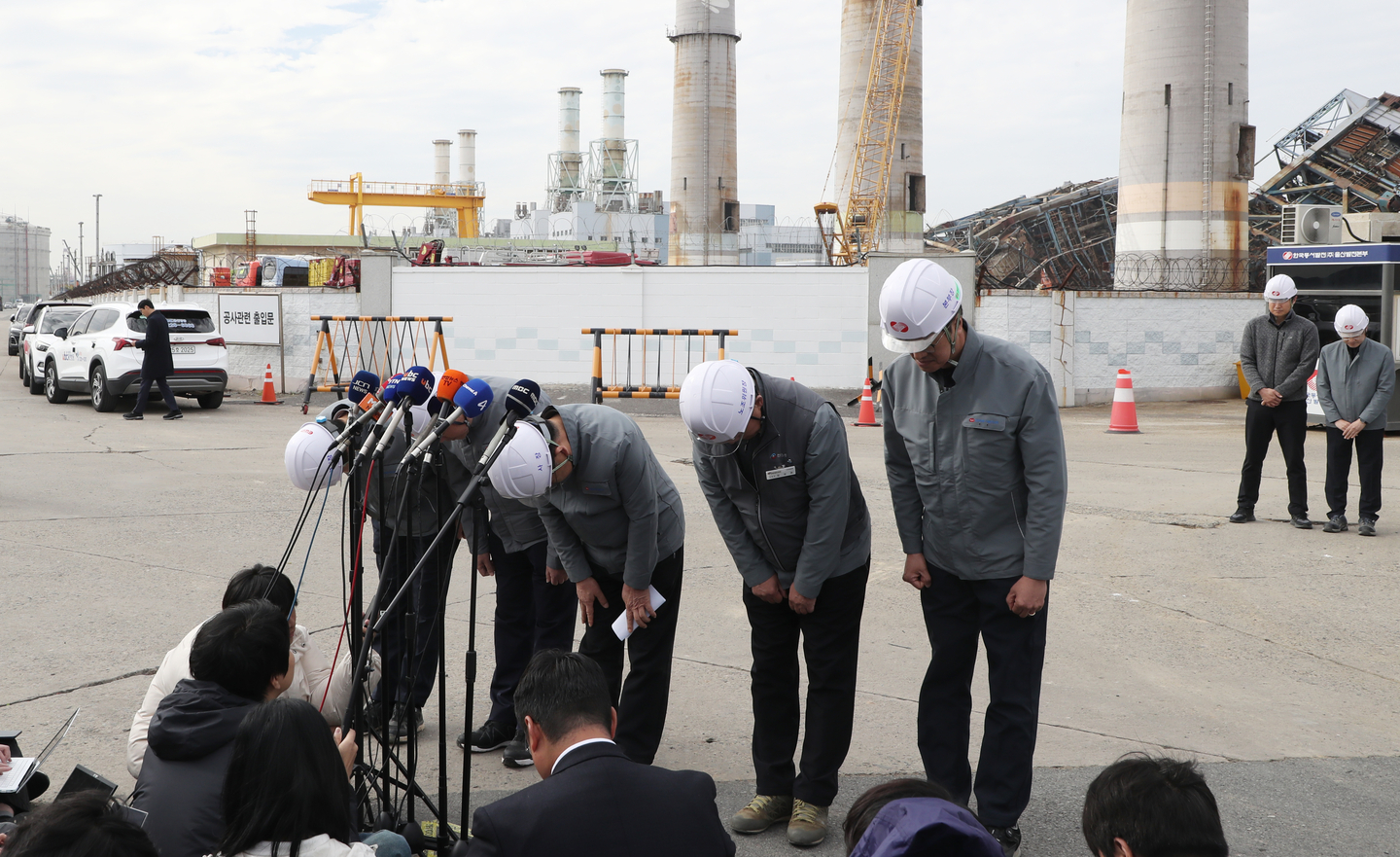 Managers from Korea East-West Power bow in apology at the rear gate of the Ulsan thermal power plant where a boiler tower collapsed, on the morning of Nov. 13, a week after the accident. [NEWS1]