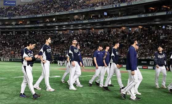 The Korean national baseball team depart the field after losing to Japan during an exhibition game in Tokyo on Nov. 15. [NEWS1]