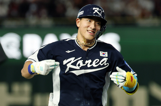 Ahn Hyun-min of Korea rounds the bases after hitting a two-run home run against Japan during the teams' exhibition baseball game at the Tokyo Dome in Tokyo on Nov. 15. [YONHAP]