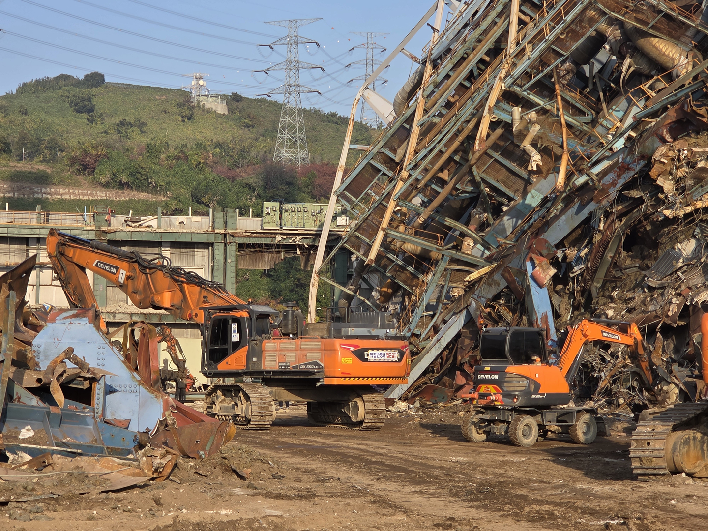 Officials search for the last body trapped under the collapsed tower at the Ulsan Thermal Power Plant in Ulsan on Nov. 14. [ULSAN FIRE HEADQUARTERS]